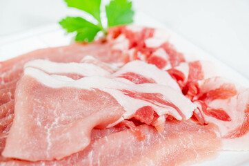 パックに入った豚ロース肉