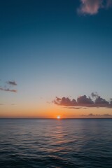 Naklejka premium Beautiful landscape of a sunset over the ocean