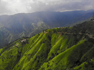 Naklejka premium Landscape of rolling hill lush green mountains