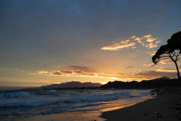 Sonnenuntergang an der Playa de Rifá in Tarragona, Autonome Gemeinschaft Katalonien, Spanien
