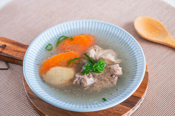 牛スネ肉のスープ