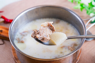 牛スネ肉と大根のスープ