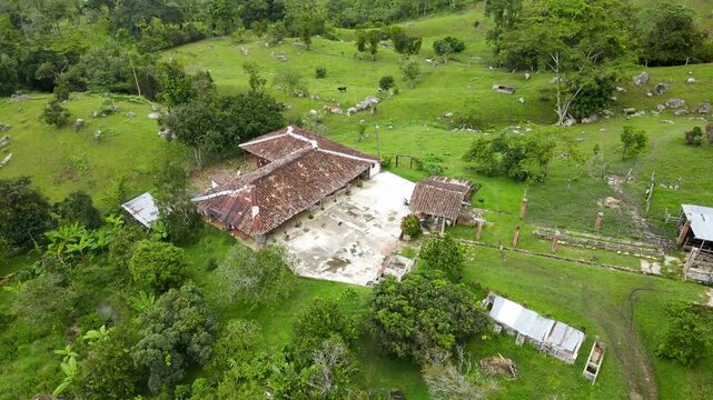 vuelo de dron 360 grados sobre casa de campo en las monta&ntilde;as