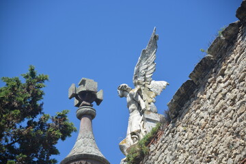 Escultura de un ángel esculpida en mármol en Comillas, Cantabria