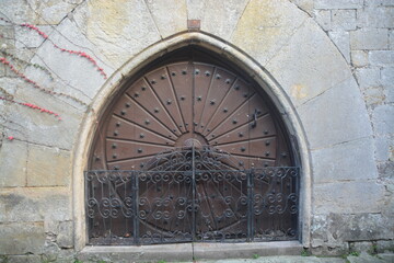 Portón de madera en una edificación antigua de piedra