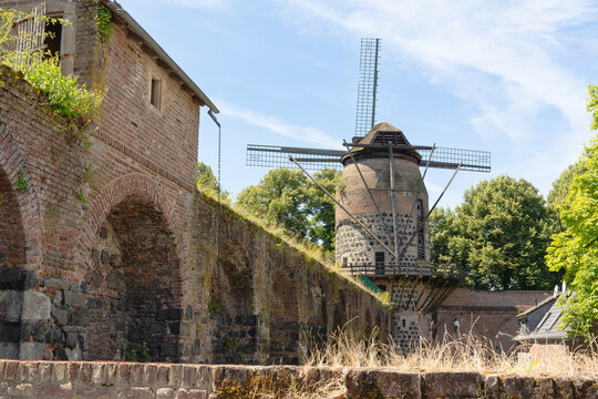 Historische Stadtmauer von Zons mit Windm&uuml;hlenturm