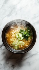 料理のインスピレーションとなる大理石の背景に新鮮な野菜を添えた温かいヌードルスープ