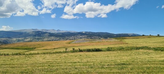 Obraz premium Font-Romeu et le massif du Carlit vus depuis la plaine de la Cerdagne l'été