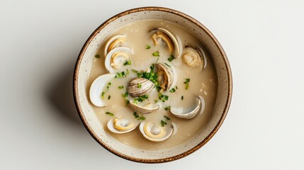 料理デザイン用のきれいな白い背景に素朴なボウルに入ったおいしいクラムチャウダー