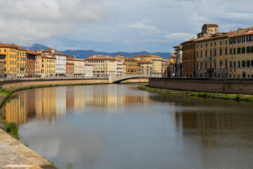 Vue des berges de l'Arno à Pise