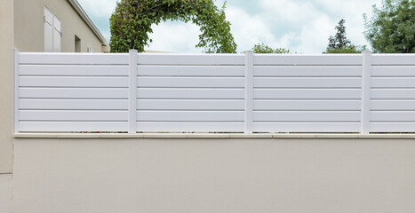 Brise-vue en aluminium blanc d'une maison  © hcast