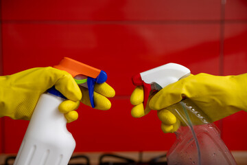 Obraz premium Cleaning Supplies in Action Spray Bottles for Achieving a Sparkling Clean and Hygiene