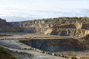 travail dans une carri&egrave;re pour l&rsquo;extraction des mat&eacute;riaux de construction comme la pierre , les granulats,  le sable