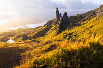 Old Man of Storr auf der Isle of Skye in Schottland bei Sonnenaufgang, goldenes Licht taucht die...