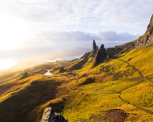 Old Man of Storr auf der Isle of Skye in Schottland bei Sonnenaufgang, goldenes Licht taucht die...
