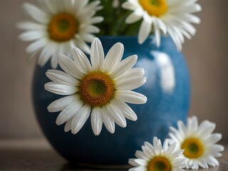 Obraz premium Close-up of white daisies in a blue vase, showcasing elegant floral beauty.