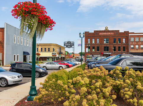 JOHNSON CITY, TN, USA-9/30/18: Downtown image showing intersection of Market and Commerce.