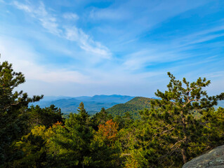 Obraz premium Panoramic View of Adirondack Mountains from the Summit on a Clear September Day at the Start of Autumn