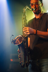 Obraz premium Saxophonist playing sax on stage during live performance
