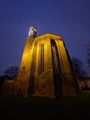 die schöne St Johannis - Kirche bei Nacht in Brandenburg an der Havel