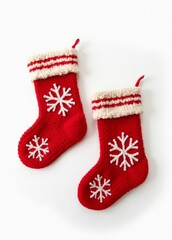 Zwei rote gestrickte Wollsocken mit Schneeflockenmuster und flauschigem  Rand, perfekt für kalte Wintertage. Warm und dekorativ zugleich. Generative KI.
