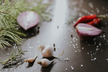 Coarse pepper with salt, garlic, red onion, red pepper and rosemary for the chef to prepare the dish