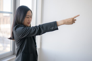 指差すビジネスウーマン