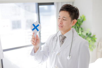 バツを出す医療男性