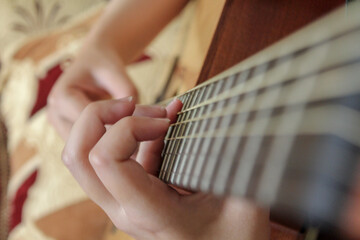 Obraz premium close up of a person playing guitar