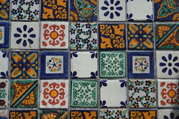 Muro de azulejos, mosaicos, baldosas artesanales coloridas