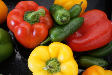 Pimientos rojos y amarillos y chiles verdes serranos, verduras frescas