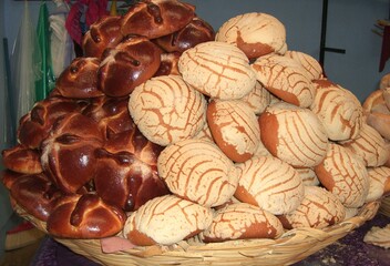 Cesta de panes, pan de muerto y conchas