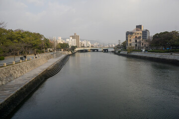 Rio en una ciudad de Japón, vida tranquila