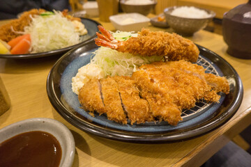 Platillo tradicional japonés, Puerco y Camaron empanzado, acompañado de repollo. (Tonkatsu)