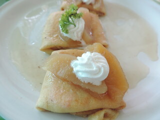 Plato de crepas con crema batida