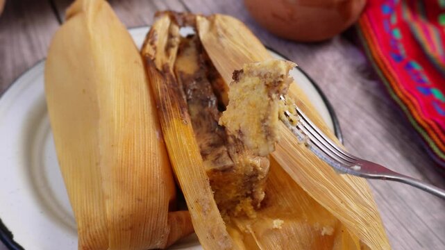 Probar tamal de mole, comida mexicana