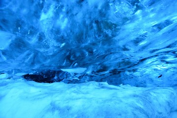透き通るブルー！ヨーロッパの青い氷の洞窟
