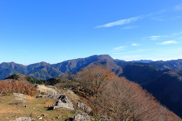 高室山を囲む山々の秋の風景