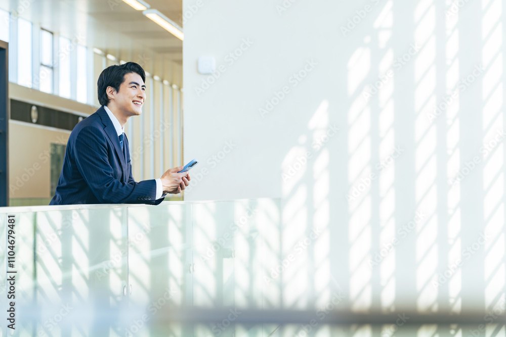 Leinwandbilder スマホ、男性、スマートフォン、ビジネス、ビジネスマン、会社員、アプリ、転職、マッチング、キャンペーン、ビジネスパーソン、SNS、メール、笑顔、日本人、紹介、人材、仕事、就職、情報、サイト、web、オンライン、インターネット、ゲーム、コピースペース、広告、職探し、オフィス、若い、モバイル、DX、IoT、デジタル、データ、金融、資産運用、テクノロジー、面白い、楽しい、ポジティブ、サラリーマン、企業、セ