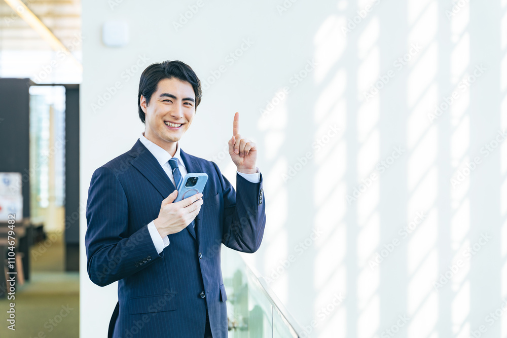 Poster スマホ、スマートフォン、男性、ビジネスマン、ビジネス、アプリ、紹介、ガイド、おすすめ、指さす、広告、宣伝、案内、SNS、ビジネスパーソン、メール、クラウド、モバイル、IoT、IT、DX、デジタル、データ、経営、金融、アドバイザー、説明、コピースペース、若い、日本人、仕事、システム、マッチング、人材、求人、採用、ナンバーワン、営業、webサイト、インターネット、コンサルティング、オンライン、検索、笑