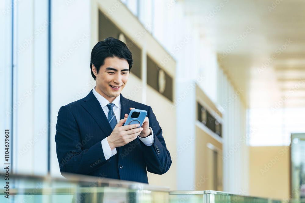 Poster スマホ、スマートフォン、アプリ、メール、SNS、動画、笑顔、ビジネスパーソン、ビジネスマン、男性、オフィス、ロビー、検索、予約、クーポン、ポイント、キャンペーン、セール、ブラックフライデー、ネットショッピング、ECサイト、オークション、フリマ、ポジティブ、仕事、クラウド、IoT、IT、DX、デジタル、データ、投稿、メッセージ、営業、スーツ、転職、紹介、マッチング、サイト、オンライン、webサイト、