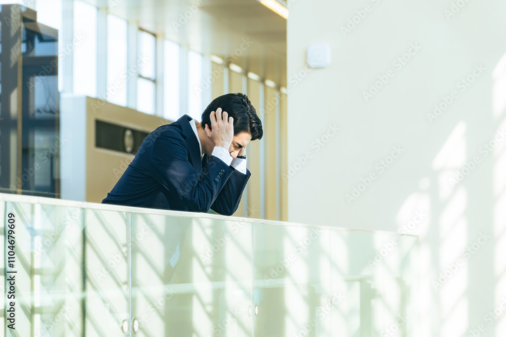 Fototapete 男性、ビジネスマン、ビジネス、悩む、会社員、ビジネスパーソン、落ち込む、がっかり、疲労、過労、疲れ、ストレス、転職、仕事、ショック、失敗、後悔、残念、困る、トラブル、問題、プレッシャー、緊張、迷う、コピースペース、広告、就職、企業、サラリーマン、不満、考える、悩み、疑問、心配、不安、課題、憂うつ、フラストレーション、ネガティブ、日本人、倒産、辛い、苦しい、苦労、人材、人手不足、経営者、オフィス、悔