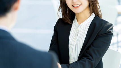 ミーティング・会議をする男女2人の日本人ビジネスマン