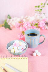 勉強道具と一緒に準備されたラムネとコーヒー