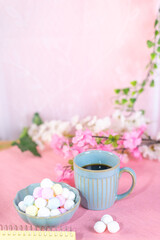 勉強道具と一緒に準備されたラムネとコーヒー