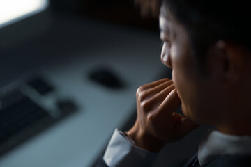 悩むビジネスマン