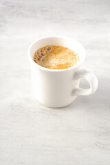 エスプレッソと牛乳を混ぜたカフェ・ラッテを飲みながらリラックスしているイメージ
