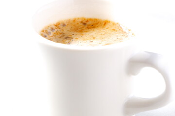 エスプレッソと牛乳を混ぜたカフェ・ラッテを飲みながらリラックスしているイメージ
