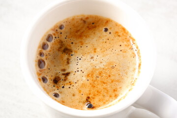 エスプレッソと牛乳を混ぜたカフェ・ラッテを飲みながらリラックスしているイメージ
