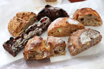 ナッツやチーズやベリーがたくさん入ったチョコやカンパーニュのパン